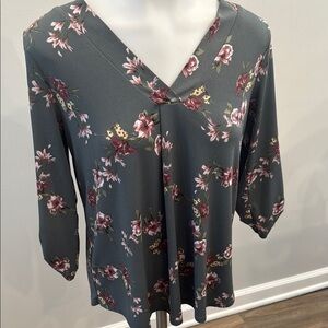 Beacon XS Floral Gray Relaxed Blouse with 3/4 Sleeves
